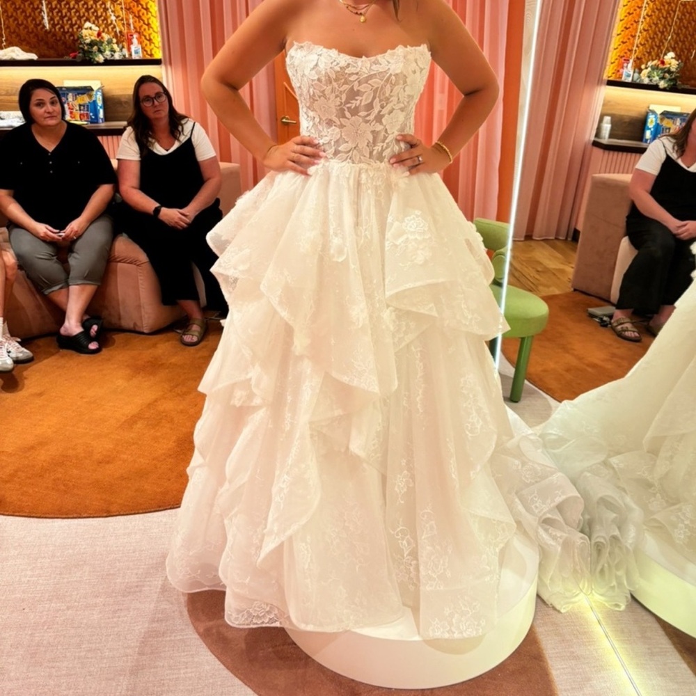 Elegant Strapless Lace Wedding Dress
